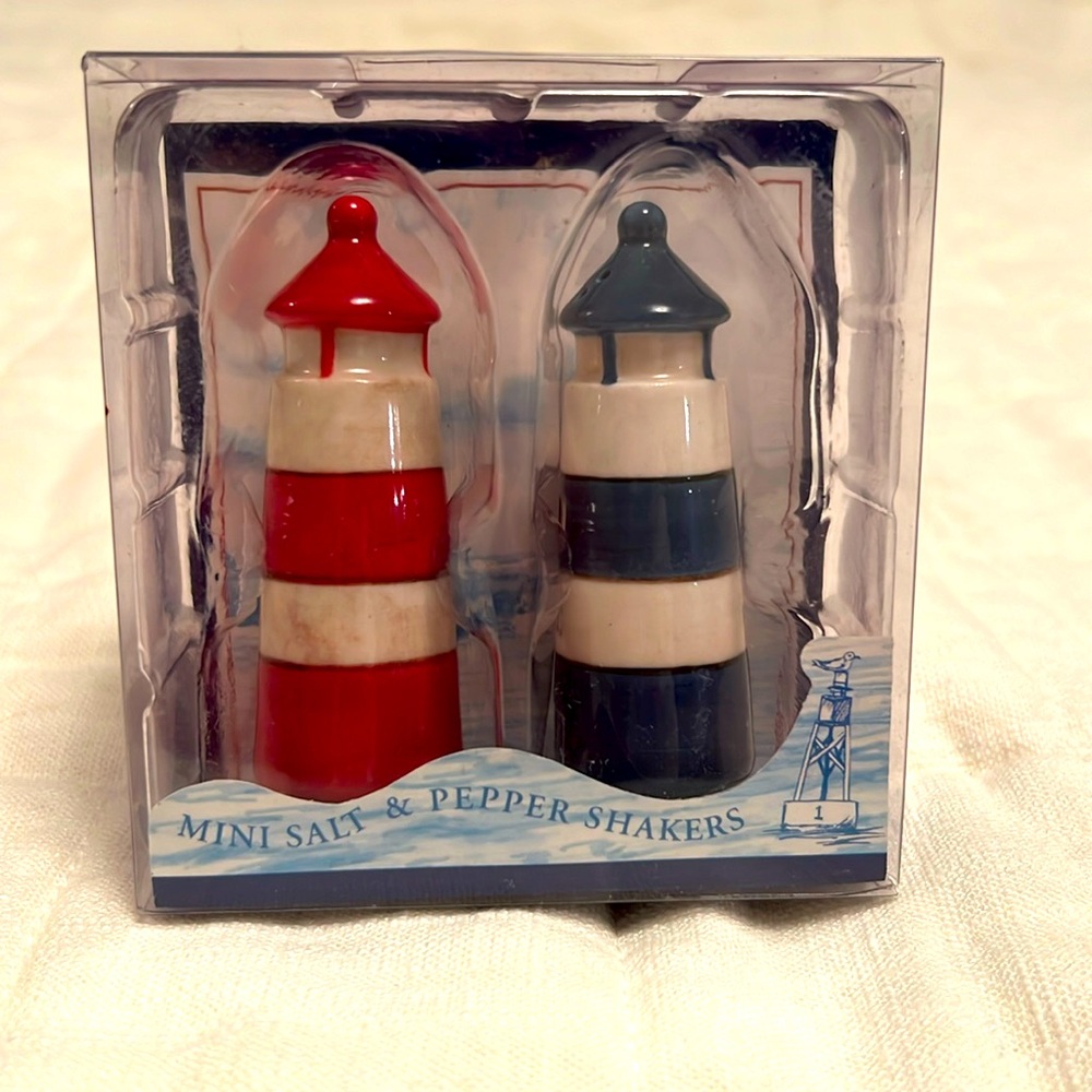 Adorable slat and pepper lighthouse shakers set